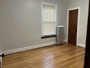 5353 W Newport Ave, Unit 2nd floor in Chicago, IL - Foto de edificio - Building Photo