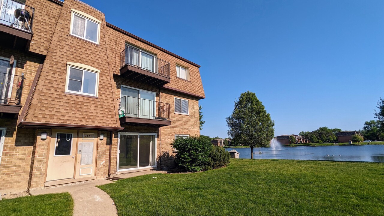 9463 Bay Colony Dr in Des Plaines, IL - Building Photo