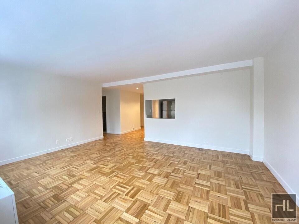 EAST 49 STREET in New York, NY - Building Photo