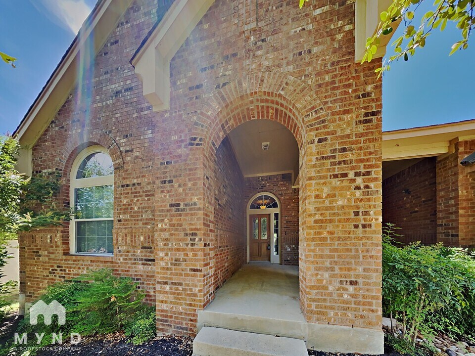 24823 White Creek in San Antonio, TX - Building Photo
