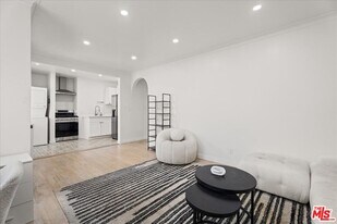 205 S Reeves Dr in Beverly Hills, CA - Building Photo