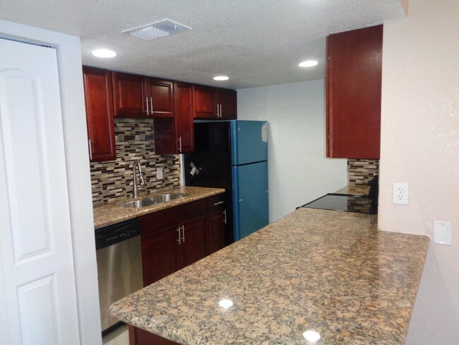 616 Executive Center Dr-Unit -107 in West Palm Beach, FL - Building Photo - Building Photo