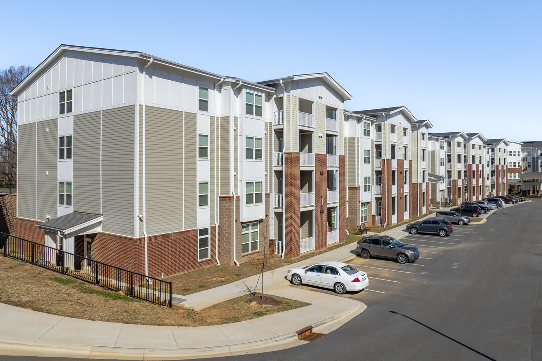 Eastway Crossings in Charlotte, NC - Foto de edificio