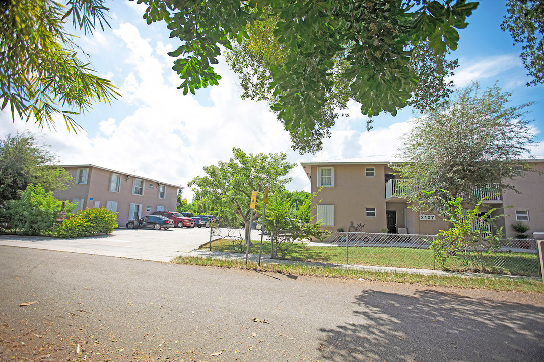 8 Units, 3 Separate Garages in Boynton Beach, FL - Building Photo