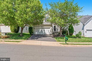 14036 Sterling Point Dr in Gainesville, VA - Building Photo