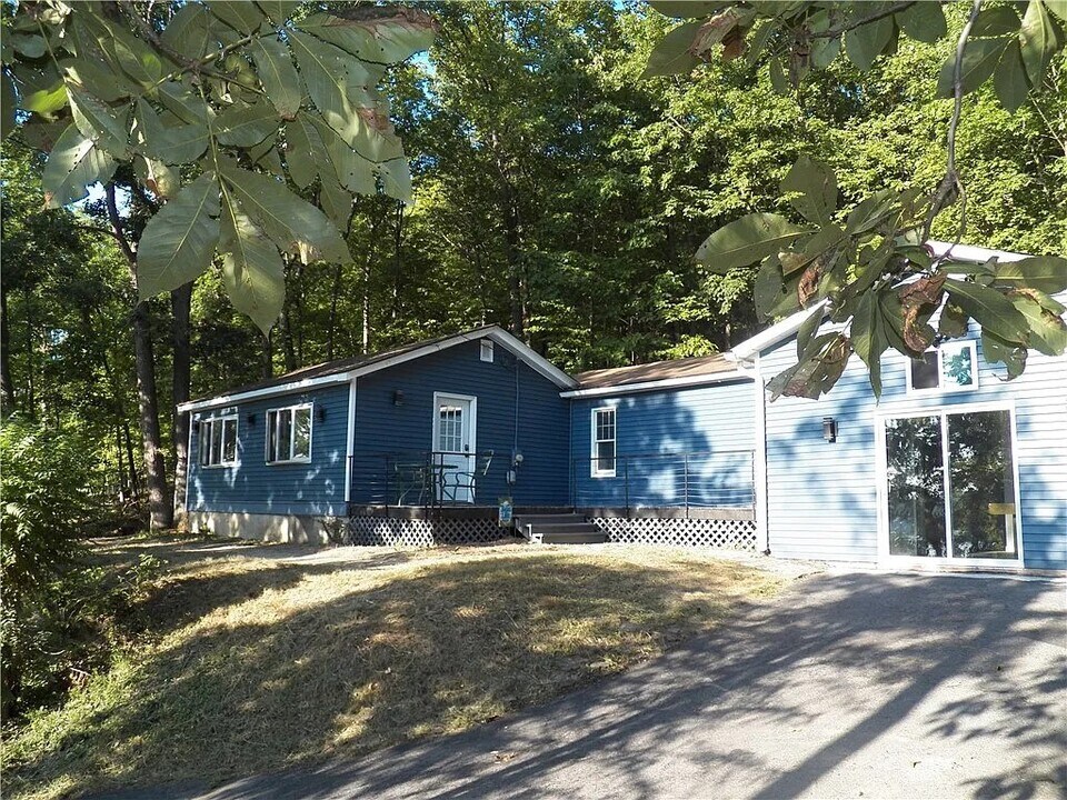5145 E Lake Rd in Honeoye, NY - Building Photo