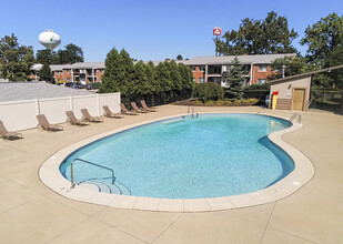 The Village at Pine Ridge in Willoughby Hills, OH - Building Photo - Building Photo