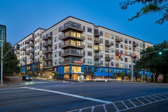 Church and Henley in Knoxville, TN - Foto de edificio - Building Photo