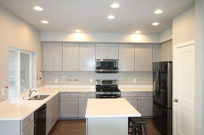 1721 SW Cooper Way in Oak Harbor, WA - Building Photo - Building Photo