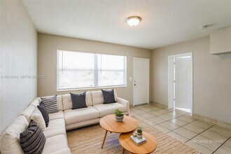 1481 NW 44th St in Miami, FL - Foto de edificio - Building Photo