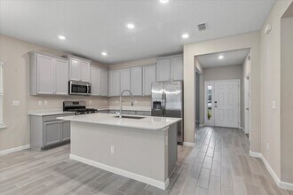 1719 Amberly Dr in Middleburg, FL - Foto de edificio - Building Photo