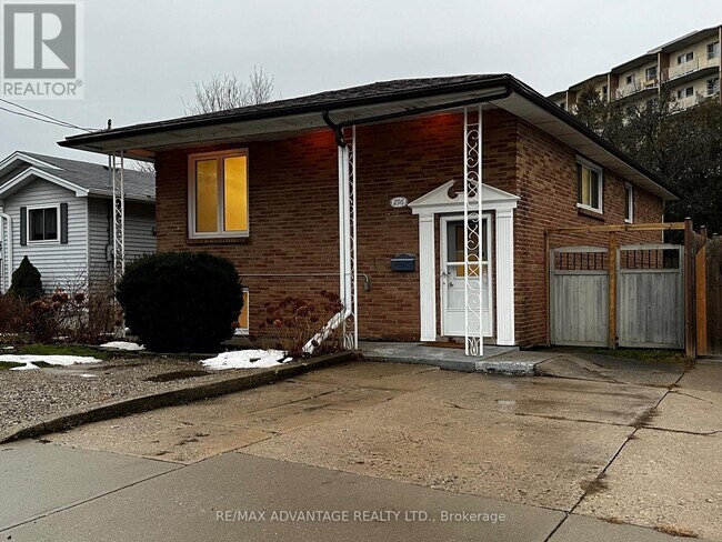 296 Phyllis St in London, ON - Building Photo - Building Photo