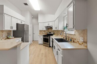 8104 Doe Meadow Dr in Austin, TX - Building Photo - Building Photo