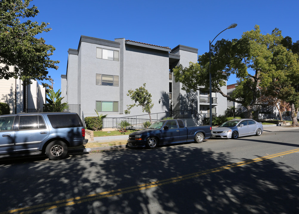 331 W Wilson Ave in Glendale, CA - Building Photo