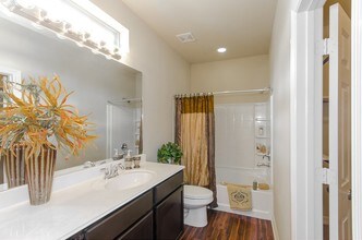 Woodgate Townhomes in Conroe, TX - Foto de edificio - Building Photo
