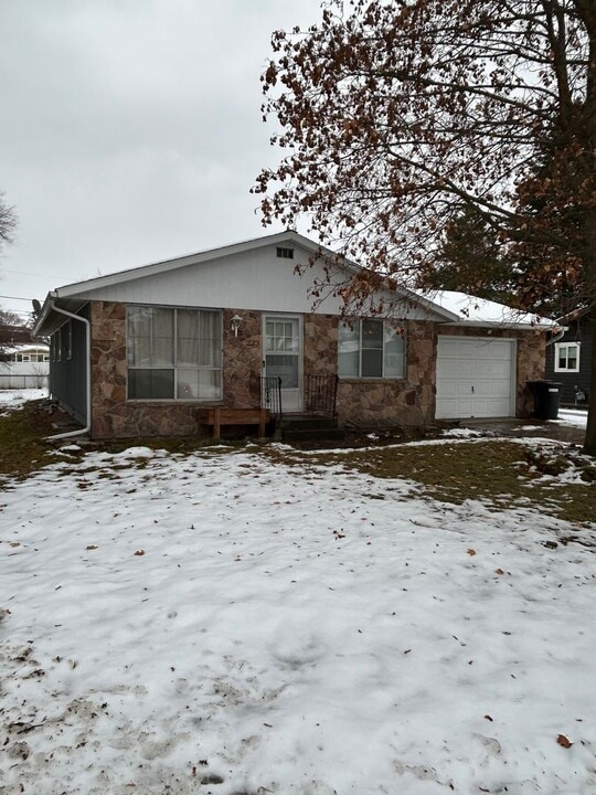 223 Glenwood Dr in Kalispell, MT - Building Photo