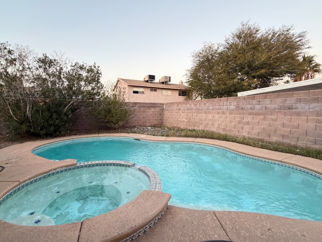 6802 Bonillo Dr in Las Vegas, NV - Building Photo - Building Photo