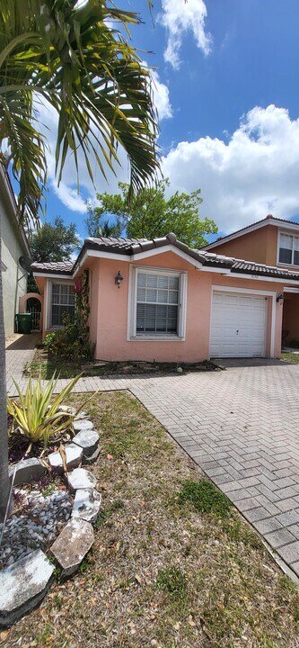 7170 Sienna Ridge Dr in Lauderhill, FL - Building Photo