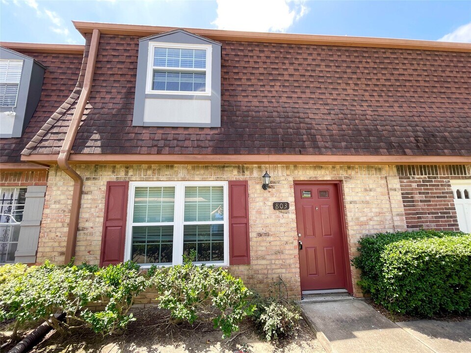 9303 Hammerly Blvd in Houston, TX - Building Photo