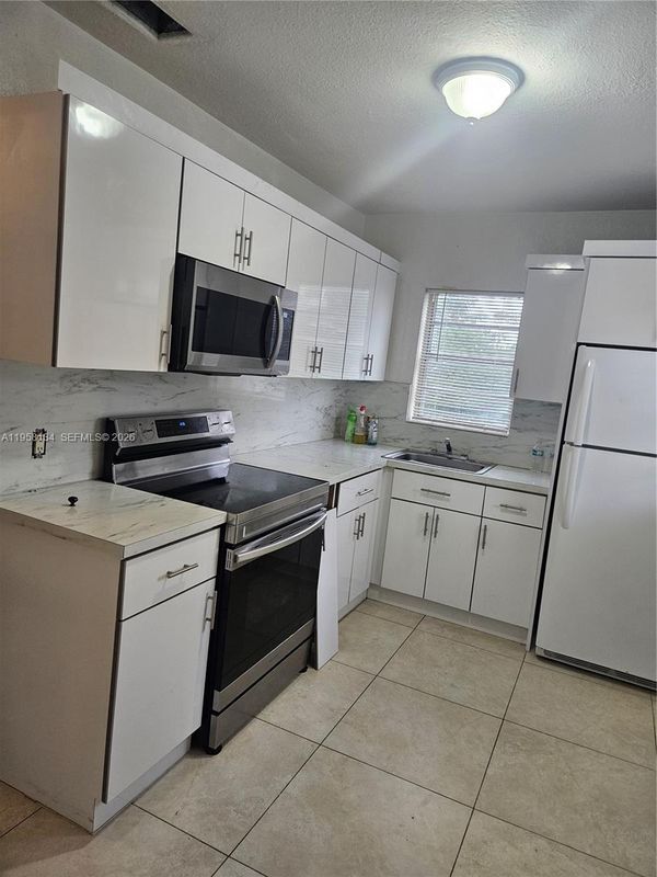 2952 NW 5th Ave in Miami, FL - Building Photo - Building Photo