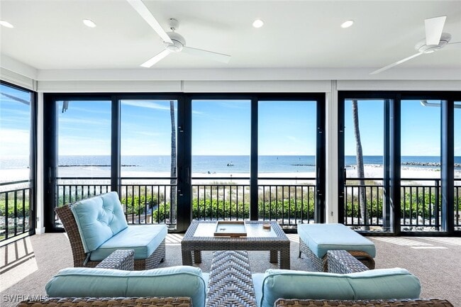 property at 2211 Gulf Shore Blvd N