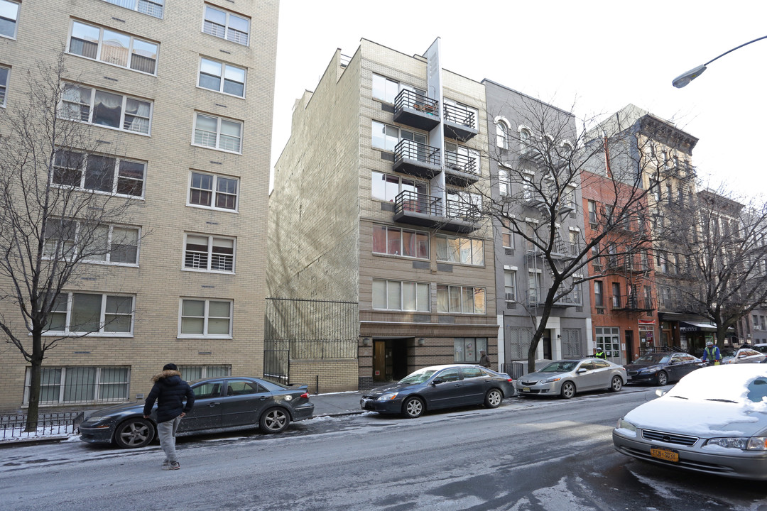 352 E 76th St in New York, NY - Building Photo