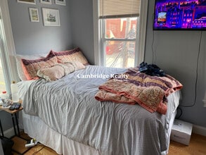 33 Gore St, Unit 2T in Cambridge, MA - Building Photo - Building Photo