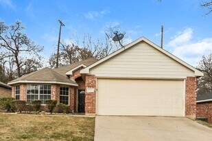7015 London Fog Dr in Dallas, TX - Building Photo