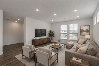 405 Matchbox St in Lantana, TX - Foto de edificio - Building Photo