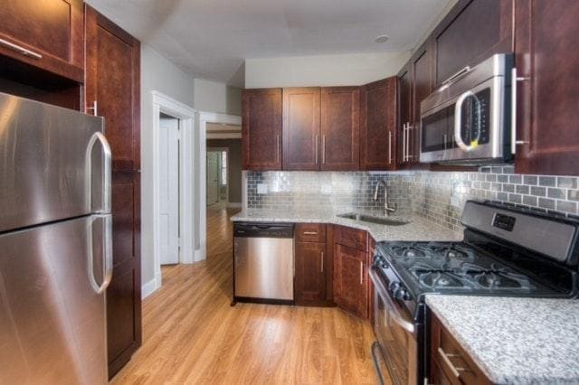 property at 1211 W Catalpa Ave