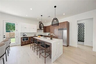 200 Tillery Square in Austin, TX - Foto de edificio - Building Photo