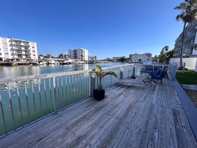 8080 Tatum Waterway Dr, Unit 4 in Miami Beach, FL - Building Photo - Building Photo