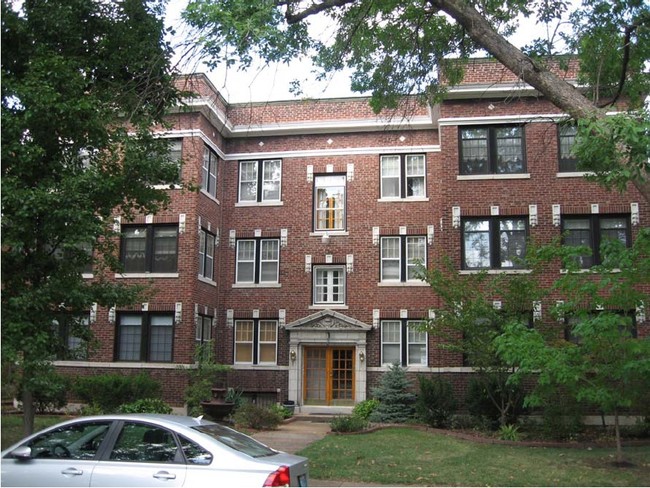 6261 Clemens Ave in University City, MO - Foto de edificio - Building Photo