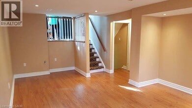 486 Kingscourt Dr in Waterloo, ON - Building Photo - Building Photo