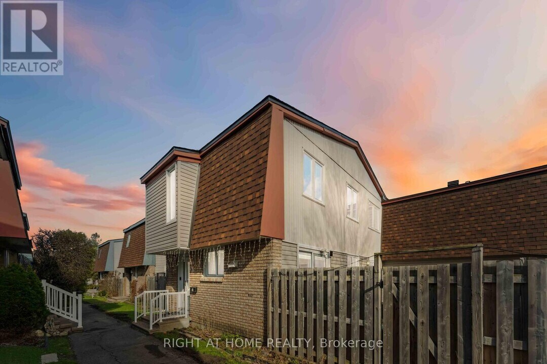 2057-2057 Jasmine Crescent in Ottawa, ON - Building Photo