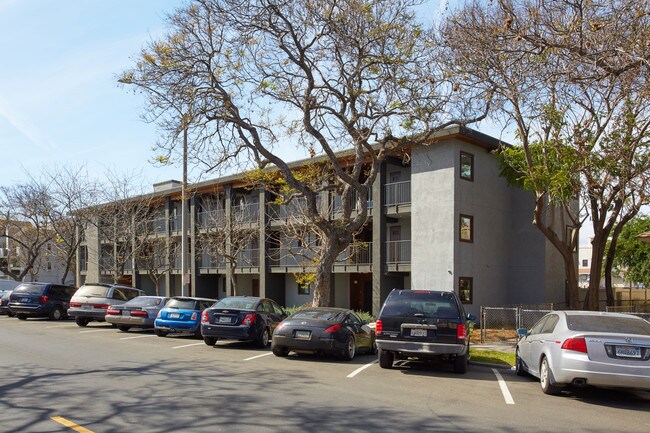 Beachwood Apartments in Long Beach, CA - Foto de edificio - Building Photo