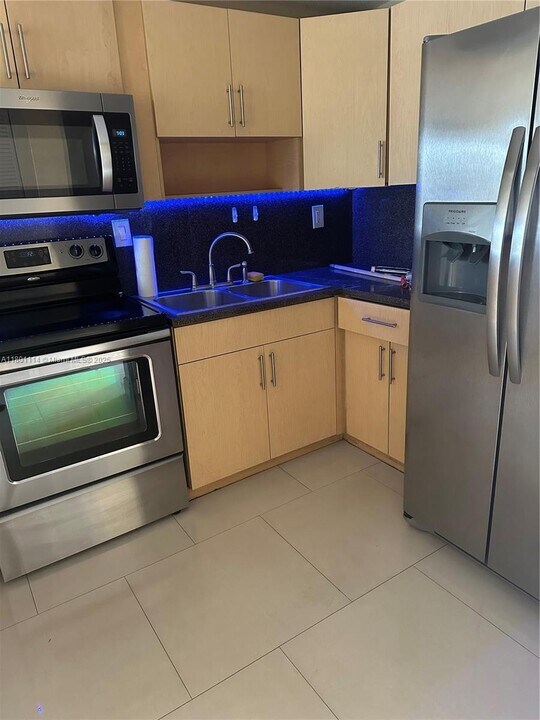 6095 W 19th Ave in Hialeah, FL - Building Photo