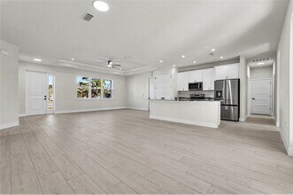 276 Americana Blvd NW in Palm Bay, FL - Foto de edificio - Building Photo