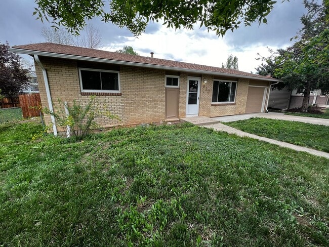 Adorable 3 bed 1 bath home in Fort Collins! in Fort Collins, CO - Building Photo - Building Photo
