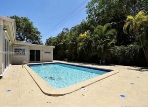 2080 NE 205th St in Miami, FL - Building Photo - Building Photo