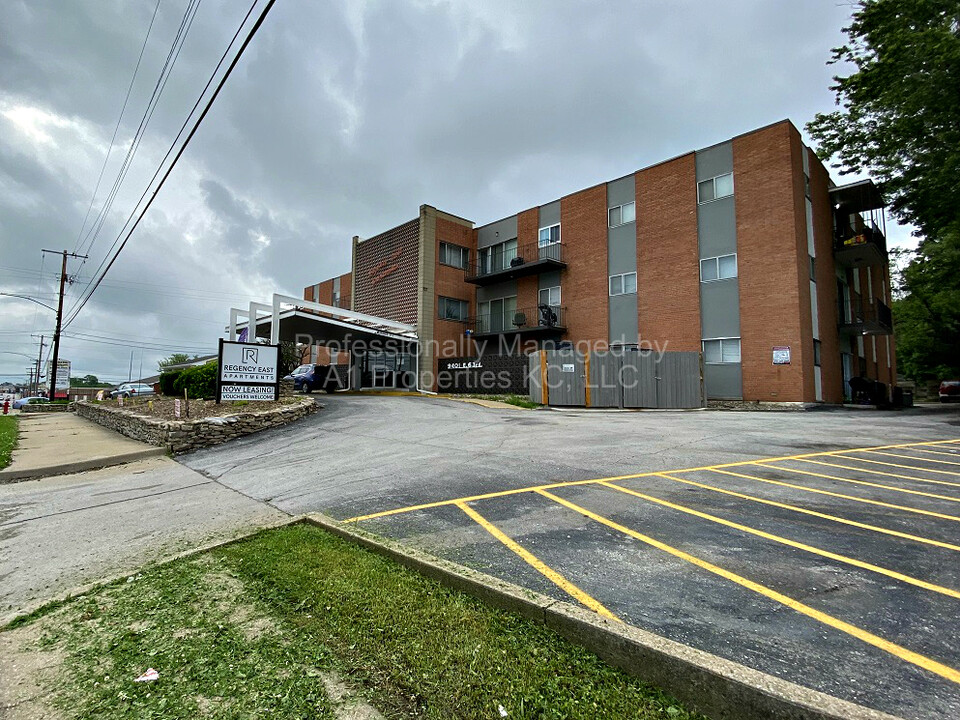 Regency East Apartments in Raytown, MO - Building Photo