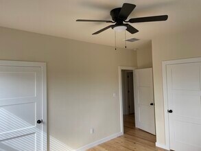 411 N Holland St in Bellville, TX - Building Photo - Building Photo