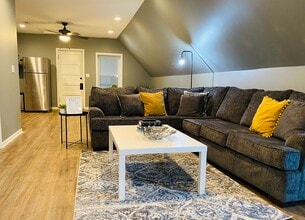 10422 S Avenue L, Unit Upper in Chicago, IL - Foto de edificio - Building Photo