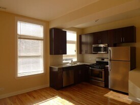 1318 N Wood St, Unit 1318-A in Chicago, IL - Building Photo