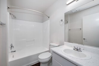 Vineland Gardens in Studio City, CA - Building Photo - Interior Photo