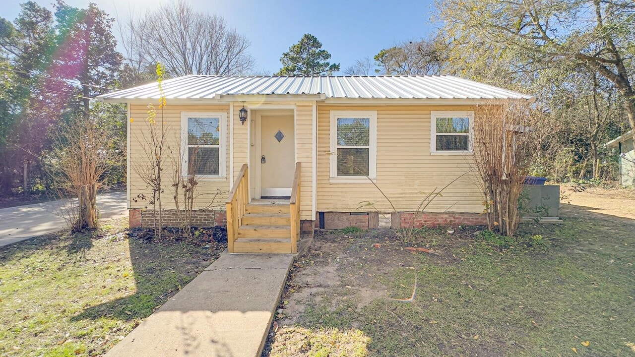 712 US-190 in Huntsville, TX - Building Photo