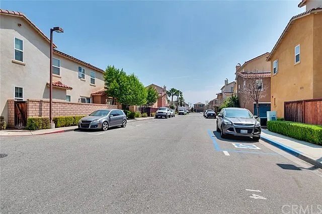 277 Bloomington Ave in Rialto, CA - Foto de edificio - Building Photo