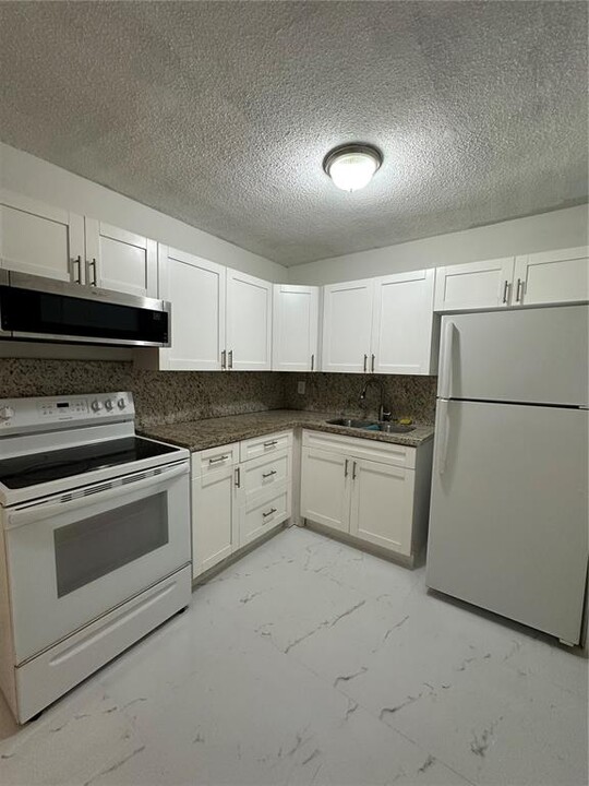 1733 Mayo St, Unit 2 in Hollywood, FL - Building Photo