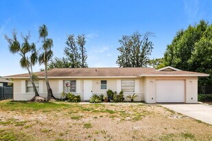19034 Evergreen Rd in Ft. Myers, FL - Building Photo
