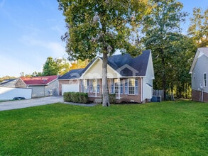 1756 Hazelwood Rd in Clarksville, TN - Foto de edificio - Building Photo